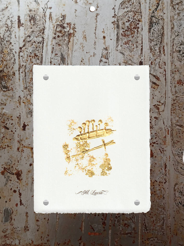 Zeitgenössisches Heiligenbild der Hl. Lucia von Syrakus mit Blattgold auf Büttenpapier, montiert auf gerosteter Eisenplatte – Atelier Wonnereich  Contemporary saint painting of St. Lucy of Syracuse with gold leaf on handmade paper, mounted on a rusted iron plate – Atelier Wonnereich