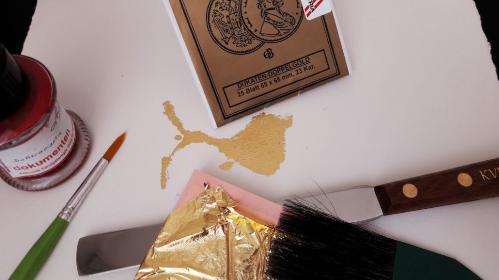 Materialien für die modernen christlichen Bilder, echtes Gold, Dokumententinte, Büttenpapier
Materials for contemporary christian paintings: real gold, document ink, handmade paper
