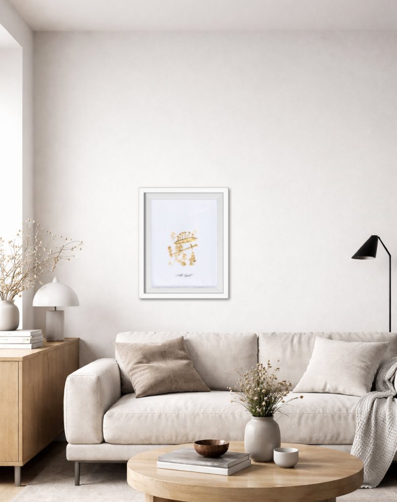 Moderne christliche Kunst in einem reduzierten Wohnraum mit heller Putzwand – zeitgenössisches Heiligenbild von Atelier Wonnereich
Modern Christian art in a reduced living space with a light plaster wall – contemporary saint painting by Atelier Wonnereich