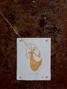 Zeitgenössisches Heiligenbild mit echtem Gold auf Büttenpapier, montiert auf gerosteter Eisenplatte – Atelier Wonnereich, Ulrike Rainer  Contemporary image of a saint with genuine gold leaf on handmade paper, mounted on a rusted iron plate – Atelier Wonnereich, Ulrike Rainer